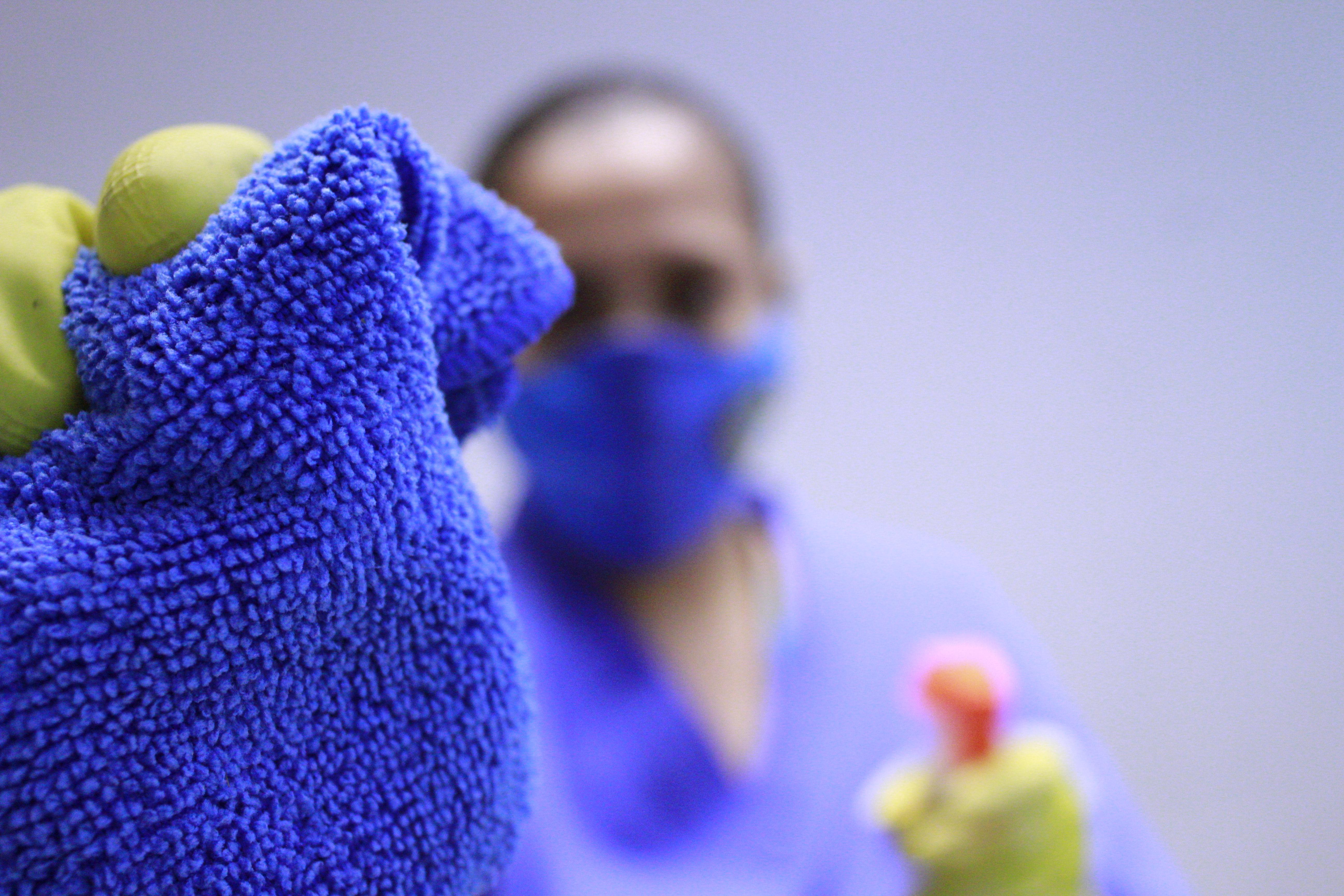 fotografia de una mujer limpiando un vidrio